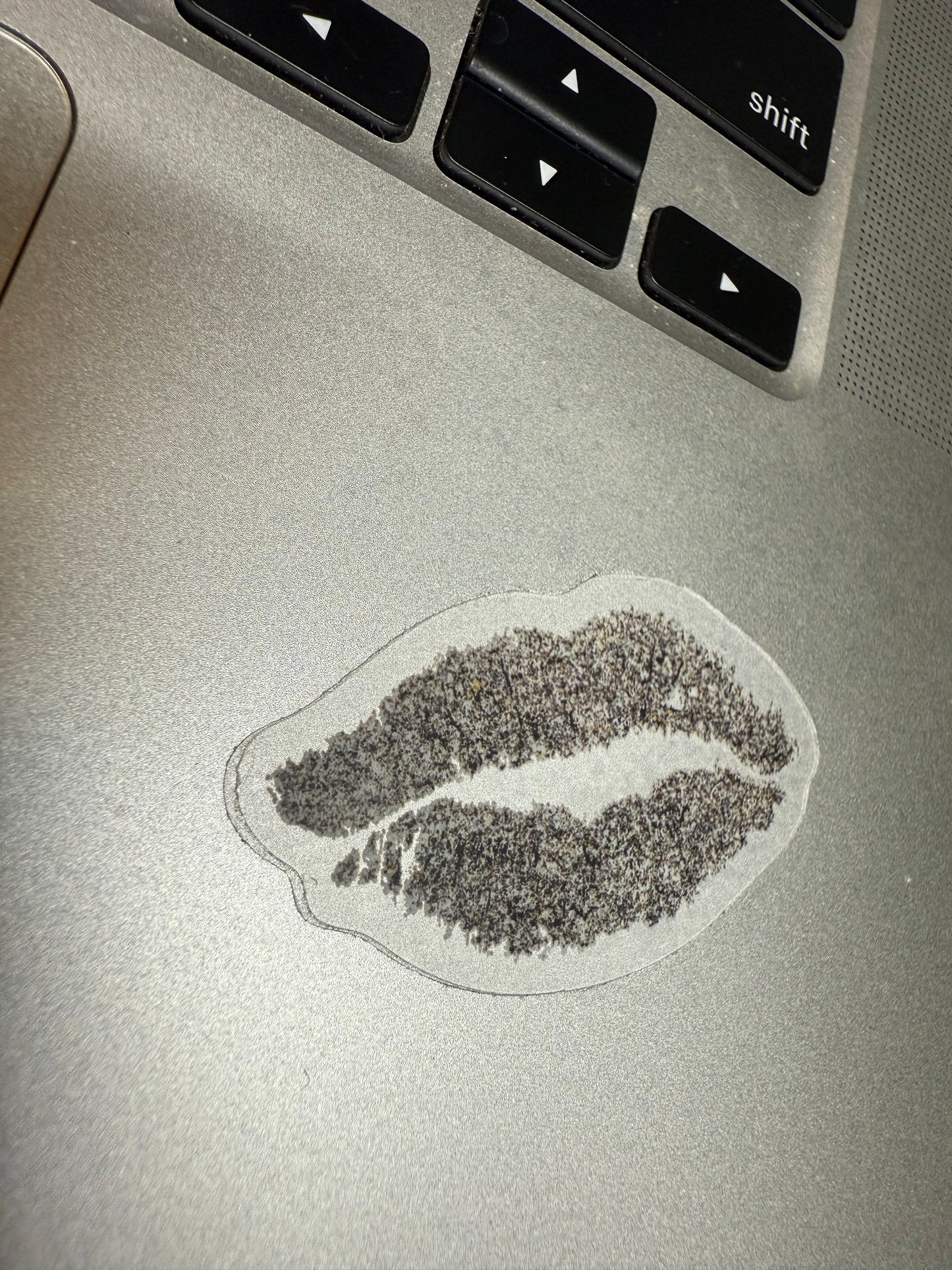 Sandy Kiss – White Background (3" x 1.69")